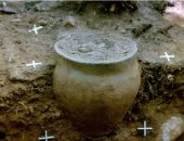 اكتشاف جرة خزفية وبقايا عظام محترقة من العصر الحديدى بمقبرة فى بولندا