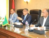 محافظ الجيزة يناقش الموقف التنفيذي لمشروعات الخطة الاستثمارية