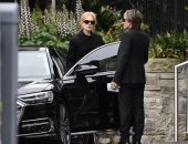 جنازة والدة نيكول كيدمان وسط تأثر كبير من العائلة.. صور