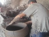 إرث فرعونى حافظ عليه الأبناء.. طوب لبن ودواليب خشبية يدوية متوارثة لصناعة الفخار فى قرية المحروسة بقنا.. عنتر: مصدر رزق الأسرة وأعمل بها منذ 45 عاما.. وصابر: تعلمتها من والدى واستثمر وقت فراغى.. فيديو وصور
