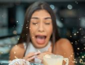 اهدى وما تتعصبش.. إتيكيت التعامل عند سكب مشروب عن طريق الخطأ