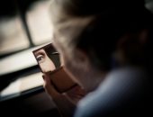 6 حيل لرسمة عيون مثالية بالكحل أو الآيلاينر القلم.. ثابت ومتساوي