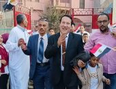 الأهالى والطلاب يودعون مدير مدرسة بالشرقية بممر شرفى لبلوغه سن المعاش.. صور