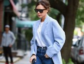 أبرز 5 إطلالات لفيكتوريا بيكهام بالجينز.. أفكار مناسبة للشغل والجامعة