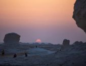 معالم الوادى الجديد الفريدة تجذب السياح مع بداية الموسم الشتوى.. 15 منطقة يقصدها هواة الترحال والتخييم للاستمتاع بمشاهد رائعة.. والصحراء البيضاء ودرب التبانة وكهف الجارة وجبل كريستال الأبرز.. صور