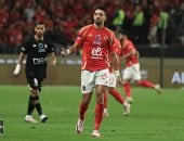 طاهر محمد يغيب عن الأهلي أمام البنك بسبب تراكم الإنذارات