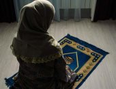 حكم التفات الأم إلى طفلها فى الصلاة خوفًا عليه..دار الافتاء تجيب 