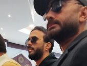 تامر حسنى يساند أحمد عصام في جنازة والدته بمسجد الشرطة.. صور