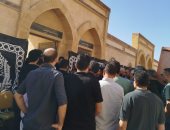 انهيار أحمد عصام أثناء دفن والدته وتامر حسنى وحمادة هلال يواسيانه