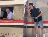 شاب يصعد على جرار ويعطل القطار.. والنقل: سنتخذ الإجراءات القانونية ضده.. فيديو