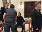 بدء عزاء والدة أحمد عصام بمسجد المشير طنطاوي بالتجمع.. والكينج أول الحاضرين