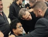 تامر حسنى ومصطفى قمر وزينة يقدمون العزاء لأحمد عصام