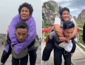 شاب صينى باع ممتلكاته ليزور الأماكن السياحية مع أمه القعيدة.. يحملها على ظهره