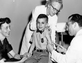 ذكرى ميلاده.. كيف ساعد جوناس سالك البشرية باكتشاف لقاح شلل الأطفال؟