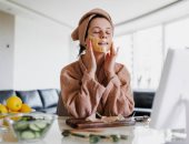 وصفات طبيعية لتفتيح البشرة وتلطفها قبل الشتاء.. أبرزها الزبادي والعسل 