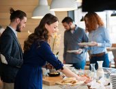 إتعامل بشياكة واتعلم إتيكيت تناول الطعام فى الأفراح