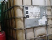 ضبط مصنع غير مرخص لإعادة تدوير وتعبئة زيوت السيارات بالجيزة