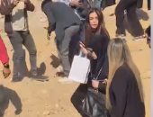 ميرفت أمين تودع جثمان مصطفى فهمى بعد دفنه بمقابر الأسرة فى أكتوبر.. فيديو