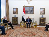 الرئيس السيسى يبحث مع رئيس وكالة الاستخبارات المركزية الأمريكية الجهود المشتركة للتهدئة فى غزة.. الرئيس يؤكد أهمية الدور المحوري لـ"الأونروا" وضرورة عدم إعاقة عملها.. ويحذر: استمرار التصعيد له تداعيات جسيمة