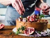 طريقة عمل كيك الرمان بمكونات وطعم حكاية.. أهلاً بلمة العيلة 