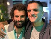 سامى الشيخ لـ أحمد حسن فى كواليس صفحة بيضا: المخرج العسل رزق