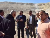 محافظ أسيوط يتفقد مخرات السيول بقرية درنكه للتأكد من جاهزيتها استعداداً للشتاء