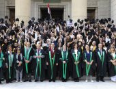 رئيس جامعة القاهرة لخريجى سياسة واقتصاد: تحصيل العلم ليس له نهاية