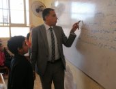 خلال جولة مفاجئة.. مدير تعليم الجيزة يستبعد مدير مدرسة لتقصيره فى العمل