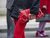 الإكسسوارات الحمراء موضة شتاء 2025.. اعرفي إزاي تلبسيها زي عارضات الازياء