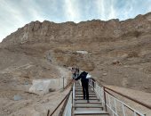 مؤسس الرهبنة.. رحلة "اليوم السابع" إلى مغارة الأنبا أنطونيوس فى البحر الأحمر.. قبلة الزوار من جميع أنحاء العالم رغم معاناة الوصول.. 1420 درجة للصعود إلى قمة الجبل.. زائر: أحرص على الزيارة لأخذ البركة.. صور