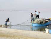 الحياة تعود لبحيرة قارون بالفيوم بعد 9 سنوات عجاف.. افتتاح موسم الصيد بالبحيرة.. والفريق العلمى ينجح فى القضاء على أنواع متعددة من طفيل الأيزبودا قاتل السمك.. والمحافظ: الدولة تهتم بحماية وتنمية البحيرات.. صور
