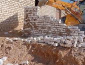 إزالة 10 حالات تعد فى المهد على أراض زراعية أملاك الدولة بإسنا.. صور