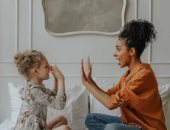 4 خرافات عن التربية الإيجابية اوعى تصدقها.. "ما بتطلعش عيال بايظة"