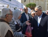 محافظ الإسكندرية: 20 عارضا بسوق اليوم الواحد للمزارعين منذ الصباح