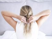 5 طرق لحماية شعرك أثناء النوم.. تسريحة الأناناس أبرزهم