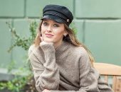 القبعات المبطنة بالساتان موضة شتاء 2025.. البوكيت أبرزها