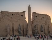 سياح العالم ينبهرون بعظمة الحضارة المصرية فى زيارتهم لمعبد الأقصر