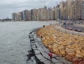 نوة باقى المكنسة تضرب الإسكندرية لليوم الثانى.. تراجع سرعة الرياح إلى 70 كم/ الساعة.. اضطراب حالة البحر وارتفاع الأمواج 5 أمتار.. رفع حالة الطوارئ وأمطار متوسطة ونشر السيارات لشفط تراكمات المياه.. فيديو وصور