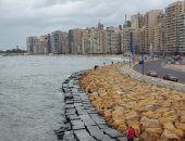 هطول أمطار خفيفة مع تراكم السحب الركامية السوداء بالإسكندرية.. صور