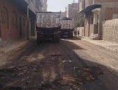 محافظ المنيا يتابع أعمال رصف ورفع كفاءة الطرق بالمراكز 