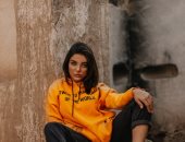 4 تريندات ألوان تسيطر على موضة الهودي في شتاء 2025.. الترابية والميتاليك منها