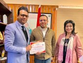 وكيل "صحة سوهاج" يكرم أطباء قسم العلاج الطبيعى بمستشفى حميات طهطا