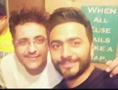 تامر حسنى يرثى محمد رحيم بمقطع من أغنيتهما "أول يوم": دلوقتى فهمت معناها