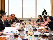 وزيرا التموين والبيئة يبحثان خطط الإصحاح البيئى لمصانع إنتاج السكر