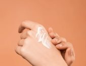 وصفات طبيعية ذكية للحصول على جلد طري لليدين خالي من التشققات