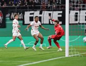 فرانكفورت يتأخر أمام لايبزيج 1-0 فى الشوط الأول بمشاركة مرموش بكأس ألمانيا