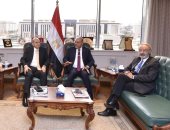 وزير العمل يلتقى وفدًا من غرفة التجارة والصناعة الفرنسية لفتح أسواق جديدة