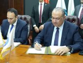 البترول تتعاقد على استئجار وحدة تغييز عائمة لتأمين إمداد الغاز للكهرباء