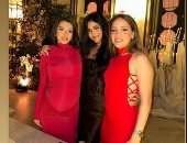 قصة صورة أسماء جلال مع جميلة عوض وكارمن سليمان.. وحمل الأخيرتين 