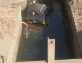 انقلاب توك توك فى مصرف مياه بقنا وإصابة سائقه  